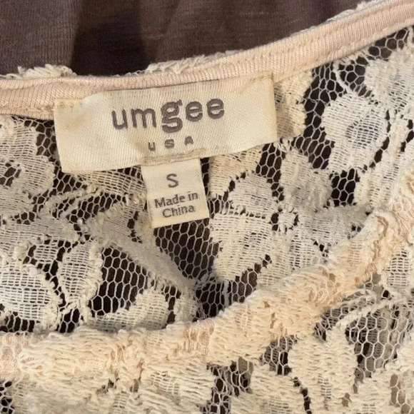 Umgee Womens Beige top with Ivory colored lace design on shoulders and sleeves. - Picture 5 of 11